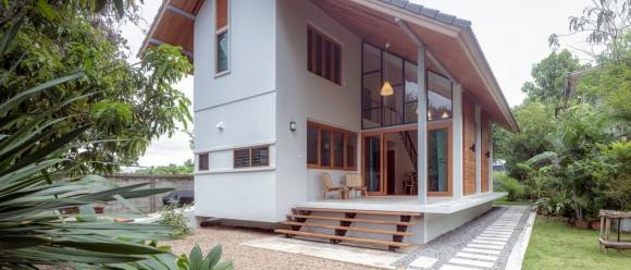 Bao quanh mảnh vườn xanh mát.