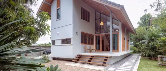 Bao quanh mảnh vườn xanh mát.