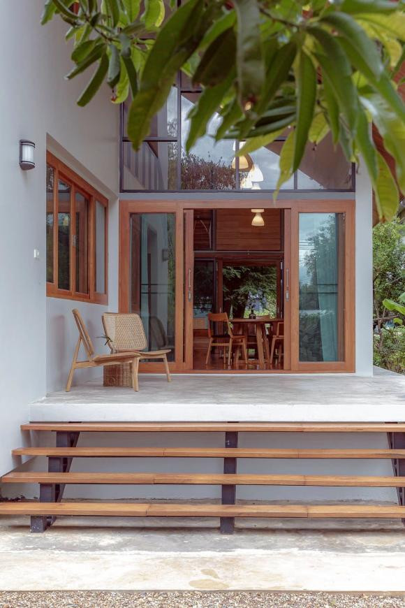 Được biết, đây là ngôi nhà được thiết kế theo kiểu cấp bốn với một tầng lửng gồm phòng khách, 3 phòng ngủ, 1 phòng tắm. Không gian sống có thiết kế ấm áp và nhẹ nhàng, kết hợp hoàn hảo giữa bê tông và gỗ. Nơi đây rộng rãi, thích hợp để thư giãn.