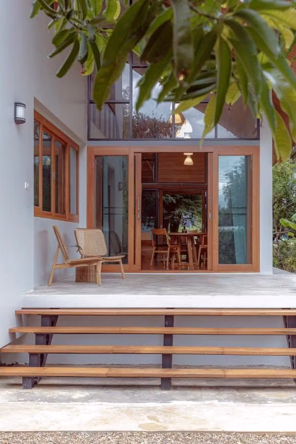 Được biết, đây là ngôi nhà được thiết kế theo kiểu cấp bốn với một tầng lửng gồm phòng khách, 3 phòng ngủ, 1 phòng tắm. Không gian sống có thiết kế ấm áp và nhẹ nhàng, kết hợp hoàn hảo giữa bê tông và gỗ. Nơi đây rộng rãi, thích hợp để thư giãn.