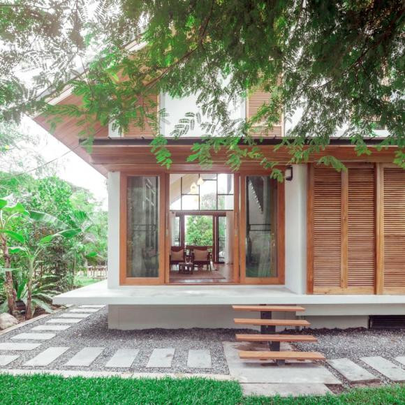 Kèm những hình ảnh về ngôi nhà này là chia sẻ như sau: "Tôi có một anh bạn. Ngày nọ, anh bảo tao chán sống rồi. Rồi tắt hết mạng xã hội, cũng không còn online. Lũ bạn của anh, bao gồm cả tôi, cuống cuồng tìm anh khắp nơi. Một ngày, hai ngày, rồi hai tháng. Bọn tôi dần cũng từ bỏ. Thế rồi, một ngày đẹp trời tháng 10, anh online, cười cợt: bữa tao vội quá quên mất không nói hết câu, tao chán sống ở thành phố rồi, về quê đây".