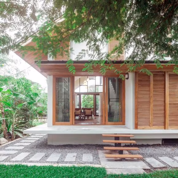 Kèm những hình ảnh về ngôi nhà này là chia sẻ như sau: "Tôi có một anh bạn. Ngày nọ, anh bảo tao chán sống rồi. Rồi tắt hết mạng xã hội, cũng không còn online. Lũ bạn của anh, bao gồm cả tôi, cuống cuồng tìm anh khắp nơi. Một ngày, hai ngày, rồi hai tháng. Bọn tôi dần cũng từ bỏ. Thế rồi, một ngày đẹp trời tháng 10, anh online, cười cợt: bữa tao vội quá quên mất không nói hết câu, tao chán sống ở thành phố rồi, về quê đây".