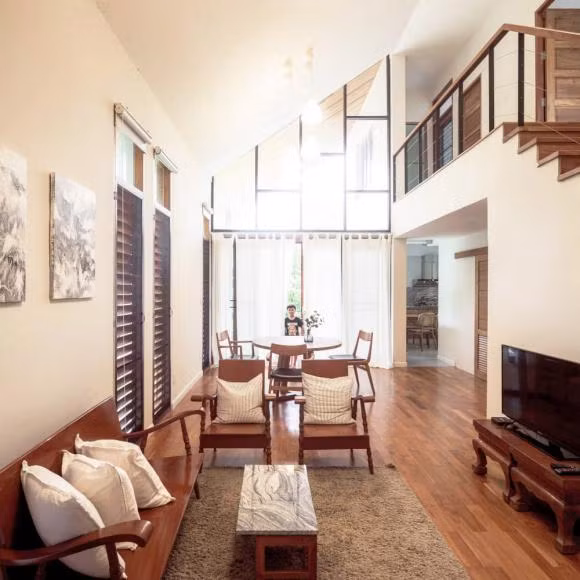 Ánh sáng ngập tràn bên trong ngôi nhà.