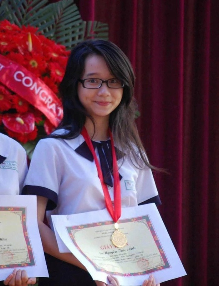 Hình ảnh Trúc Anh thuở học trò gần 10 năm về trước. Trúc Anh thường được mọi người biết đến là một hotgirl với vẻ đẹp ngây thơ, trong trẻo, đậm chất Á Đông, đúng với các tiêu chí đặt ra của ê-kíp sản xuất khi tạo hình nhân vật Hà Lan.