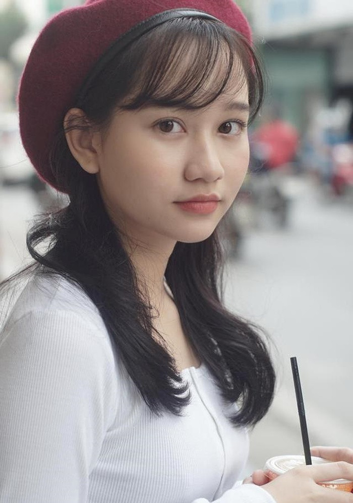 Qua loạt ảnh này có thể thấy, thuở học sinh, Trúc Anh có phong cách giản dị, có phần ngố tàu, thế nhưng trong mỗi khung hình, cô đều "hút hồn" người khác bởi đôi mắt đẹp cùng đường nét gương mặt dễ thương.