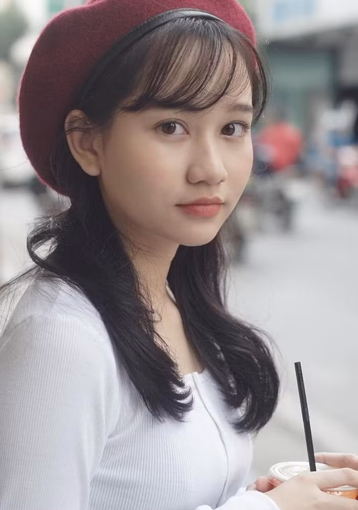 Qua loạt ảnh này có thể thấy, thuở học sinh, Trúc Anh có phong cách giản dị, có phần ngố tàu, thế nhưng trong mỗi khung hình, cô đều "hút hồn" người khác bởi đôi mắt đẹp cùng đường nét gương mặt dễ thương.