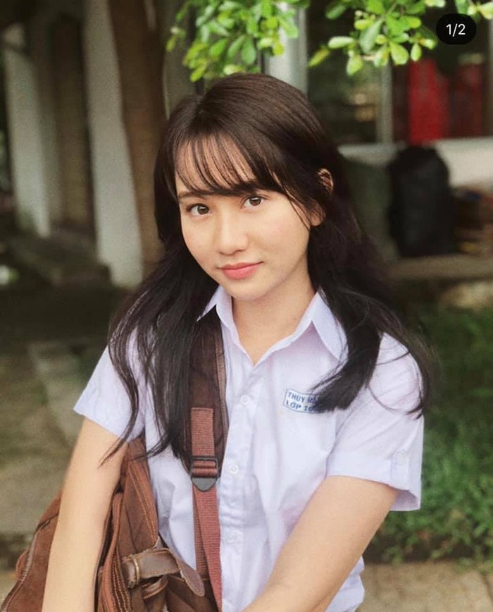 Chiều 19/9, Trúc Anh - diễn viên nổi tiếng nhờ "Mắt biếc" xuất hiện trong một sự kiện tại TP.HCM thu hút sự chú ý của khán giả. Người đẹp xuất hiện trong một sự kiện chiều 19/9 ở TP HCM với gương mặt bầu bĩnh, vóc dáng đầy đặn hơn trước. Diễn viên "Mắt biếc" cho biết hiện nặng 61 kg và đang dùng nhiều phương pháp khoa học để giảm. Thời gian qua cô tăng cân nhanh chóng do ăn uống ngon miệng. Ngoài ra, cô bị thoái hóa khớp chân nên ít vận động. Việc quá cân khiến thể lực cô giảm nhiều. 