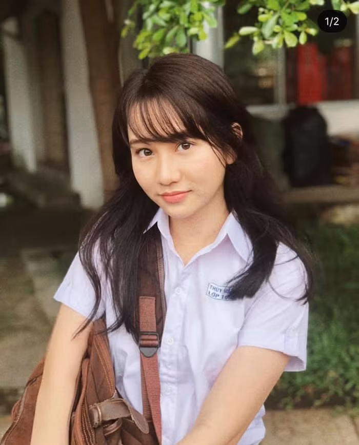 Chiều 19/9, Trúc Anh - diễn viên nổi tiếng nhờ "Mắt biếc" xuất hiện trong một sự kiện tại TP.HCM thu hút sự chú ý của khán giả. Người đẹp xuất hiện trong một sự kiện chiều 19/9 ở TP HCM với gương mặt bầu bĩnh, vóc dáng đầy đặn hơn trước. Diễn viên "Mắt biếc" cho biết hiện nặng 61 kg và đang dùng nhiều phương pháp khoa học để giảm. Thời gian qua cô tăng cân nhanh chóng do ăn uống ngon miệng. Ngoài ra, cô bị thoái hóa khớp chân nên ít vận động. Việc quá cân khiến thể lực cô giảm nhiều. 