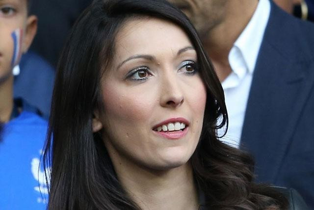 Vào năm 2014, Olivier Giroud phải lên tiếng xin lỗi vợ vì bị phát hiện ngoại tình.