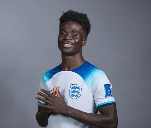 Phải mãi tới thời gian gần đây, Tolami Benson đã bị phát hiện đang sánh đôi cùng với Bukayo Saka.