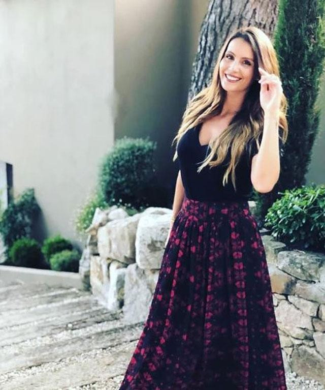 Marine Lloris – vợ của Hugo Lloris – ĐT Pháp. Cô nàng này có 2 bằng thạc sĩ về tâm lý học và quản lý nhân lực. Hiện tại, Marine còn là chủ của một nhãn hiệu thời trang trẻ em Manege en Sucre.