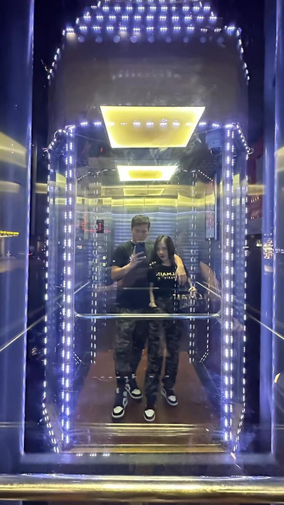 Bên cạnh những khoảnh khắc "tình bể bình", Huỳnh Anh và Bạch Lan Phương có nhiều kỷ niệm vui vẻ, lầy lội bên nhau. Ví dụ như mới đây, Bạch Lan Phương đăng ảnh mình đang cố tạo dáng thì bạn trai "phá đám". Biểu cảm trái ngược của cặp đôi khiến dân tình thích thú.