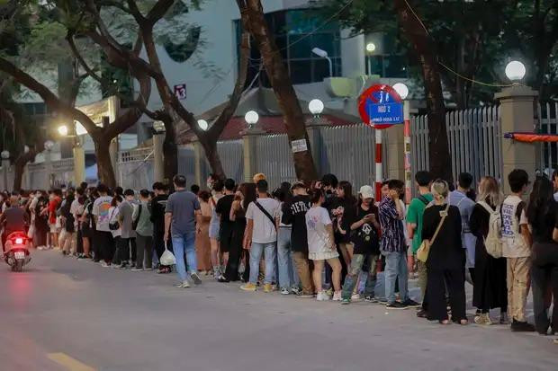 Hoang Dung be show, ban to chuc bi phot 'ac mong, non tay'