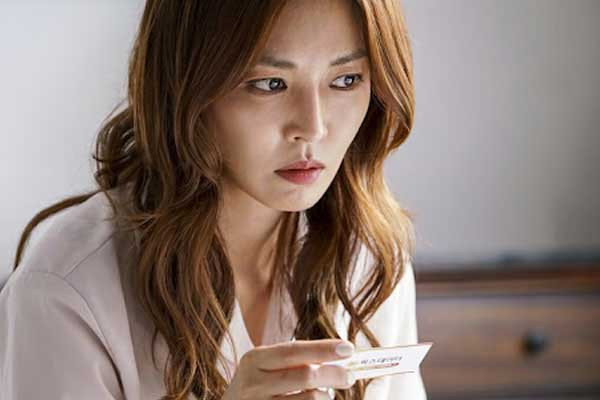 Lan dau den nha ban trai, me chong tuong lai da tang the ATM