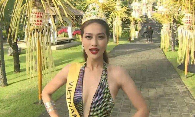 rước đó,·khi Thiên Ân tham gia cuộc thi Miss Grand International 2022 ở Indonesia chỉ vài ngày hậu đăng quang, cô đã sơ sẩy làm gãy phần chóp vương miện. Vì đang ở nước ngoài nên nàng hậu đành phải đeo chiếc vương miện không hoàn chỉnh trong một số phần ghi hình.