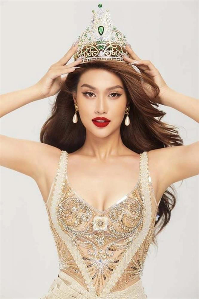 rong đêm chung kết Thiên Ân đã nhận vương miện từ Miss Grand International Nguyễn Thúc Thùy Tiên. Chiếc vương miện mang tên The Wings of Beauty, làm từ vàng 18K, đính 1.522 viên white zirconia và 42 viên ngọc lục bảo.