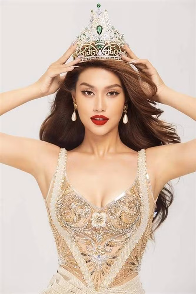 Trong đêm chung kết Thiên Ân đã nhận vương miện từ Miss Grand International Nguyễn Thúc Thùy Tiên. Chiếc vương miện mang tên The Wings of Beauty, làm từ vàng 18K, đính 1.522 viên white zirconia và 42 viên ngọc lục bảo.