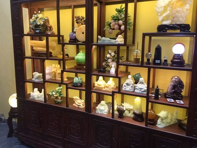 Trưng bày đá phong thủy. Đá phong thủy có rất nhiều loại khác nhau và công dụng của chúng cũng khác nhau. Đặt đá phong thủy trong nhà, trong phòng làm việc hay mang theo bên người đều có thể giúp bạn tránh được những luồng khí xấu.