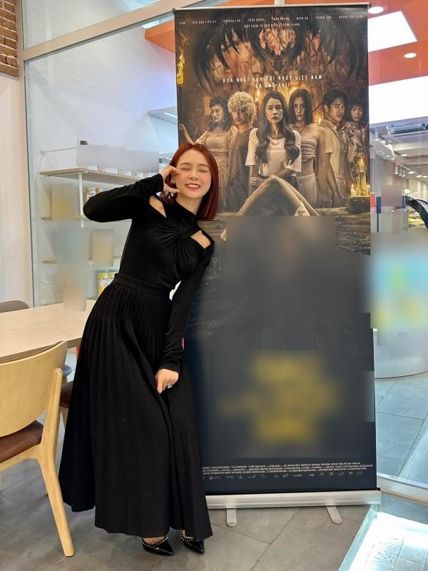 Sam giàu sụ vẫn mặc mãi chiếc áo "đụng hàng" Hải Tú, Hiền Hồ - Hình 2 Sam giau su van mac mai chiec ao