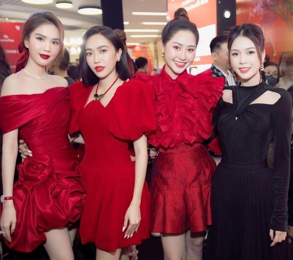 Sam giàu sụ vẫn mặc mãi chiếc áo "đụng hàng" Hải Tú, Hiền Hồ - Hình 5 Sam giau su van mac mai chiec ao