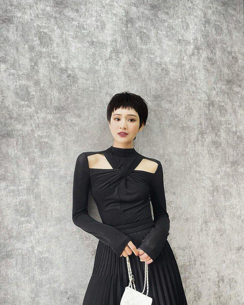 Sam giàu sụ vẫn mặc mãi chiếc áo "đụng hàng" Hải Tú, Hiền Hồ - Hình 9 Sam giau su van mac mai chiec ao