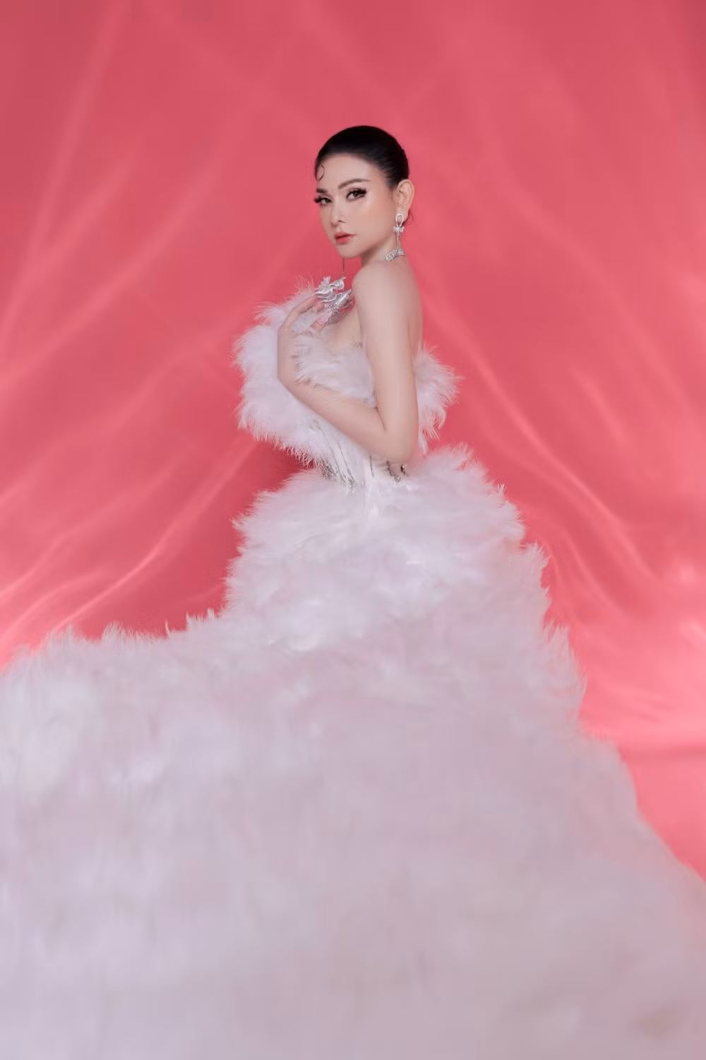 Lay chong kem tuoi, Thu Thuy goi cam voi vay xe nguc sau-Hinh-6