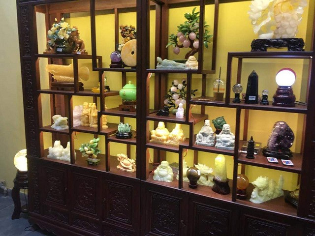 Trưng bày đá phong thủy. Đá phong thủy có rất nhiều loại khác nhau và công dụng của chúng cũng khác nhau. Đặt đá phong thủy trong nhà, trong phòng làm việc hay mang theo bên người đều có thể giúp bạn tránh được những luồng khí xấu.