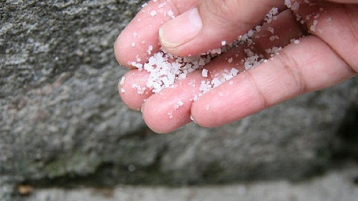 Một cách nữa là tắm bằng nước muối. Bạn chỉ cần thêm 2-3 muỗng canh muối vào trong nước ấm và tắm bình thường. Không chỉ giúp xua đi xui xẻo mà nó còn giúp bạn cảm thấy thoải mái hơn.