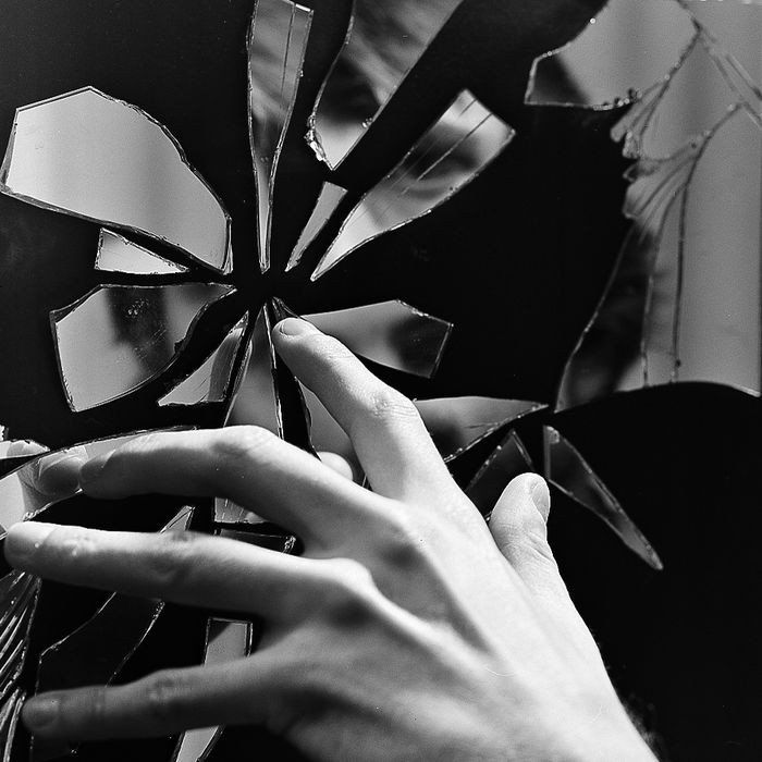 Chôn gương vỡ. Theo phong thủy, gương vỡ là một điềm báo rất xấu. Nếu vô tình làm vỡ gương bạn hãy hóa giải bằng cách chôn nó xuống một mảnh đất trống. 