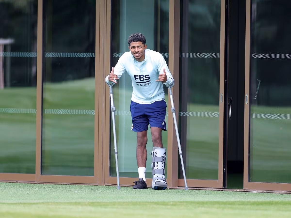 Dù phải ngồi ngoài ở mùa vừa qua, Wesley Fofana vẫn là một trong những trung vệ tiềm năng nhất Premier League. Cầu thủ người Pháp có lối chơi gần giống đồng hương Kounde ở cả khả năng phòng ngự lẫn kéo bóng từ tuyến dưới. Điều này đã được minh chứng trong mùa giải 2020/21 khi Fofana ra mắt Leicester City.