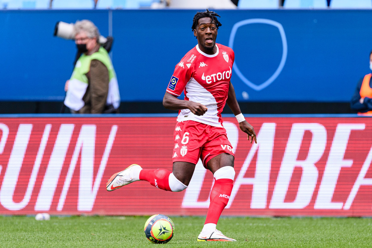 Nếu Chelsea có sở thích chiêu mộ trung vệ người Pháp, Axel Disasi là lựa chọn không tồi ở thời điểm hiện tại. Hậu vệ của AS Monaco có đủ mọi yếu tố mà Tuchel hướng tới. Anh sở hữu chiều cao 1,90 m, nổi bật với khả năng không chiến hiệu quả ở cả hai đầu sân. Không chỉ vậy, Disasi còn có thể điều phối bóng từ tuyến dưới.