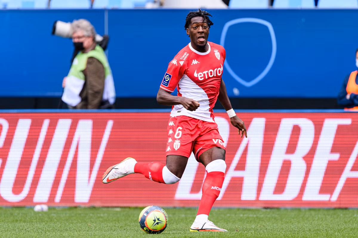 Nếu Chelsea có sở thích chiêu mộ trung vệ người Pháp, Axel Disasi là lựa chọn không tồi ở thời điểm hiện tại. Hậu vệ của AS Monaco có đủ mọi yếu tố mà Tuchel hướng tới. Anh sở hữu chiều cao 1,90 m, nổi bật với khả năng không chiến hiệu quả ở cả hai đầu sân. Không chỉ vậy, Disasi còn có thể điều phối bóng từ tuyến dưới.