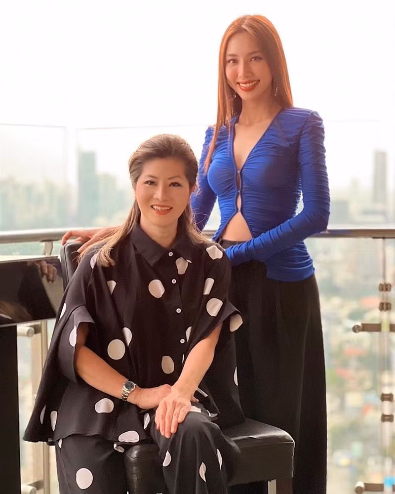 Nguoi phu nu quyen luc xem Thuy Tien nhu con gai la ai?-Hinh-6