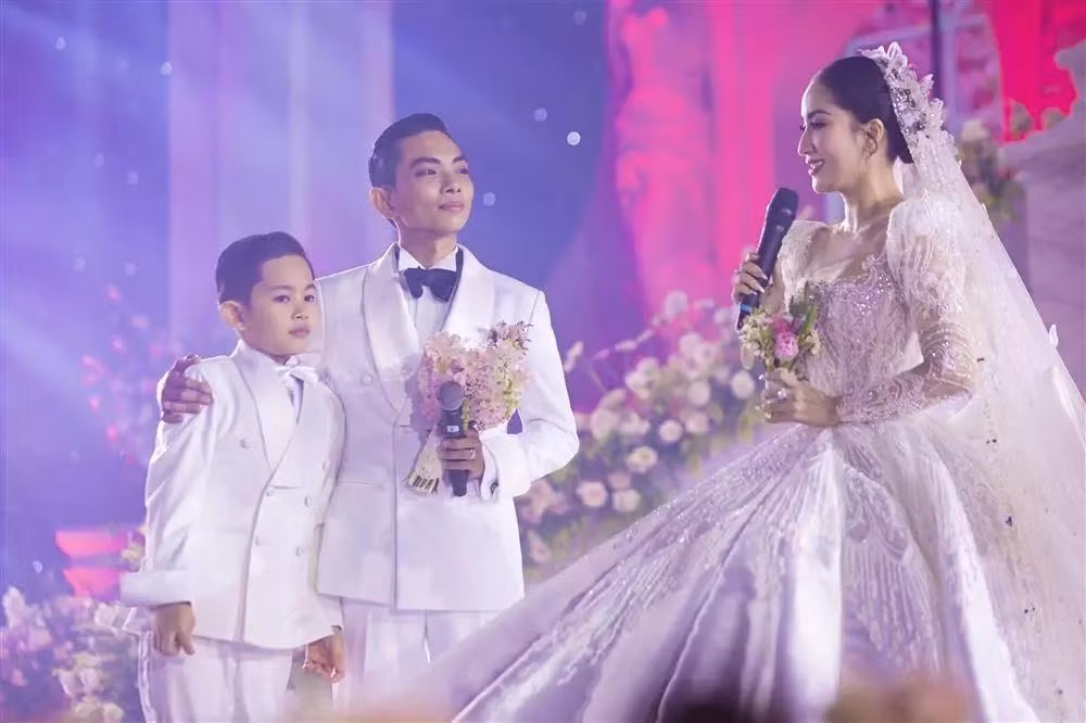  Trong suốt quá trình Khánh Thi - Phan Hiển làm lễ, tiểu công chúa Anna không xuất hiện, chỉ có anh trai Kubi. Sự vắng mặt này khiến nhiều người không khỏi thắc mắc.