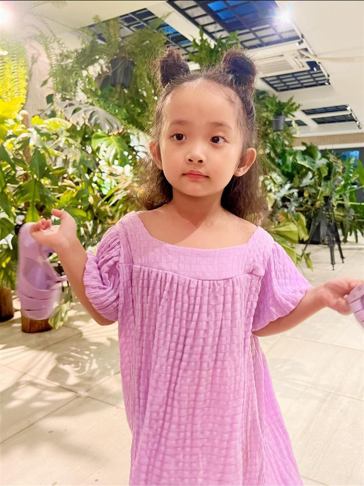 Anna Vương Diễm là con thứ hai của Khánh Thi - Phan Hiển. Cô bé chào đời năm 2018, sinh non với cân nặng 1,9kg, khiêm tốn so với nhiều đứa trẻ. Tuy nhiên, nhờ sự chăm sóc rất kỹ lưỡng của Khánh Thi - Phan Hiển, tiểu công chúa phát triển tốt về thể chất, ngoại hình trộm vía bụ bẫm, dễ thương. Anna hiện 4 tuổi, sở hữu gương mặt xinh xắn, thường có những biểu cảm "chanh sả" đáng yêu trên mạng xã hội.