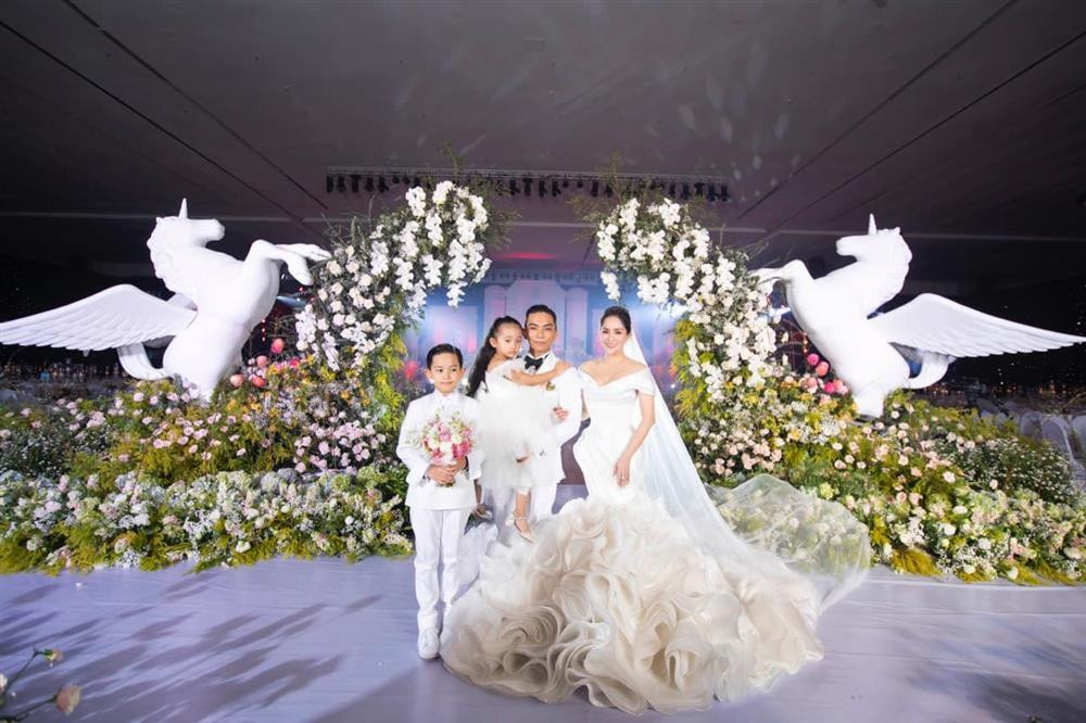 nh hiếm hoi đầy đủ thành viên gia đình Khánh Thi - Phan Hiển trong ngày vui.