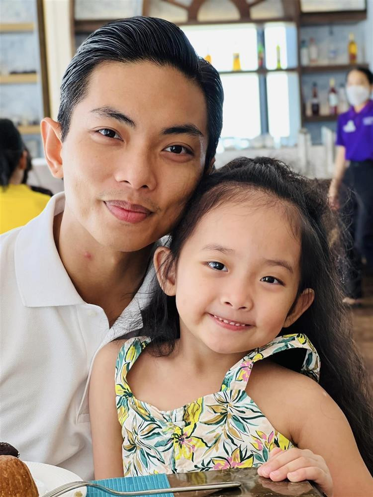 ẻ ngoài xinh xắn, đáng yêu của ái nữ nhà Phan Hiển.