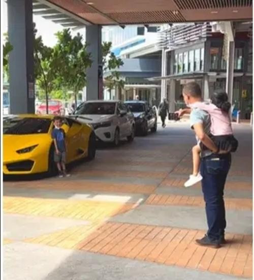 Phan ung chu sieu xe khi thay cau be dung chup anh