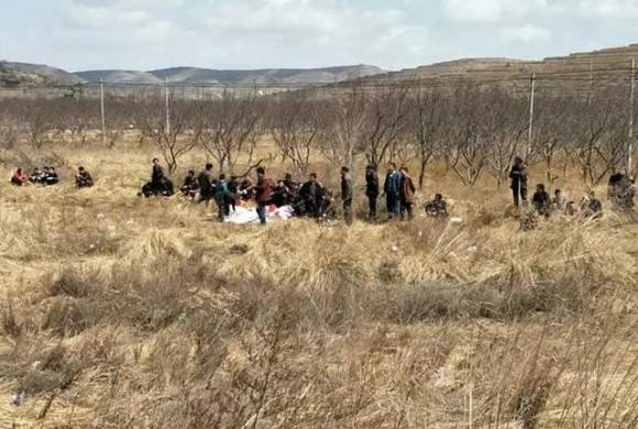 Bon dieu kieng ky khi di tao mo trong le Thanh minh-Hinh-2