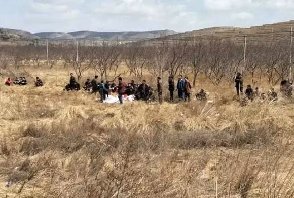 Bon dieu kieng ky khi di tao mo trong le Thanh minh-Hinh-2