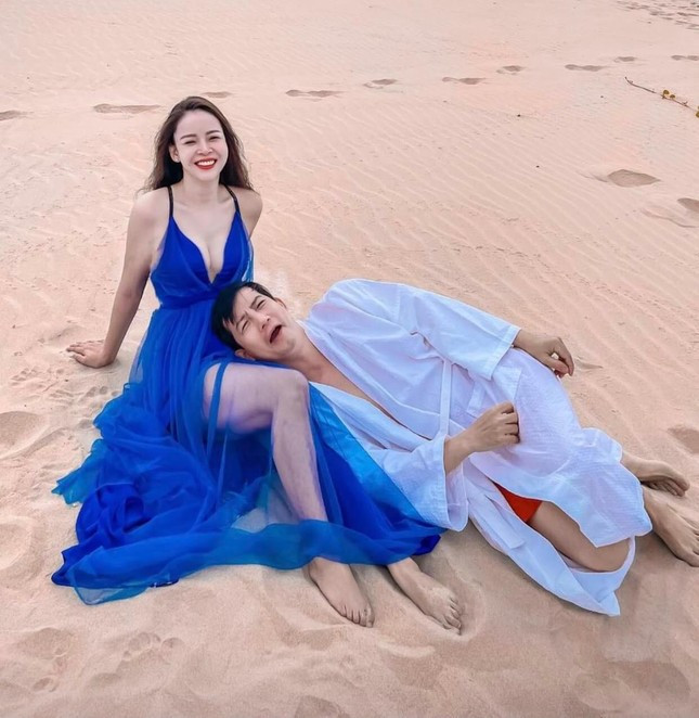 Hình ảnh hài hước của vợ chồng Diễm Hương – Hồng Quang. Nữ diễn viên viết: “Vợ đang tranh thủ sống ảo, ông ra phá luôn được”.