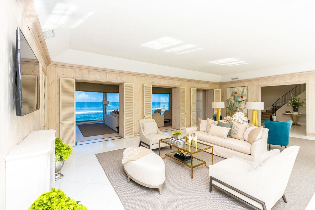 Hoàn thiện năm 1956, biệt thự có diện tích sàn khoảng 2.000 m2 và được chia làm 2 tầng với 8 phòng ngủ.