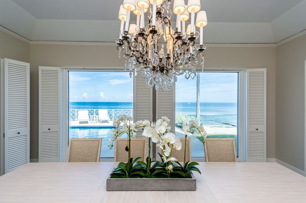 Ngoài ra, người thuê biệt thự sẽ được nhận kèm quyền lợi và thẻ hội viên của Câu lạc bộ Bãi biển Mar-a-Lago bên cạnh.