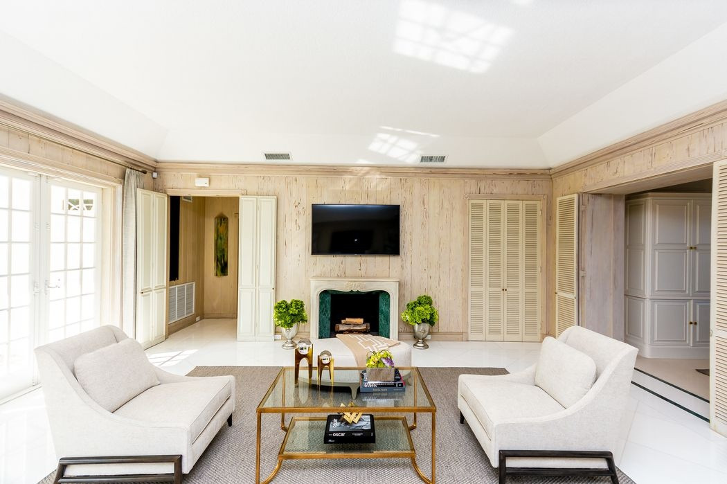 Biệt thự cũng có 1 phòng khách, 1 phòng bếp với đầy đủ tiện nghi và nhiều khu vực sinh hoạt chung khác.