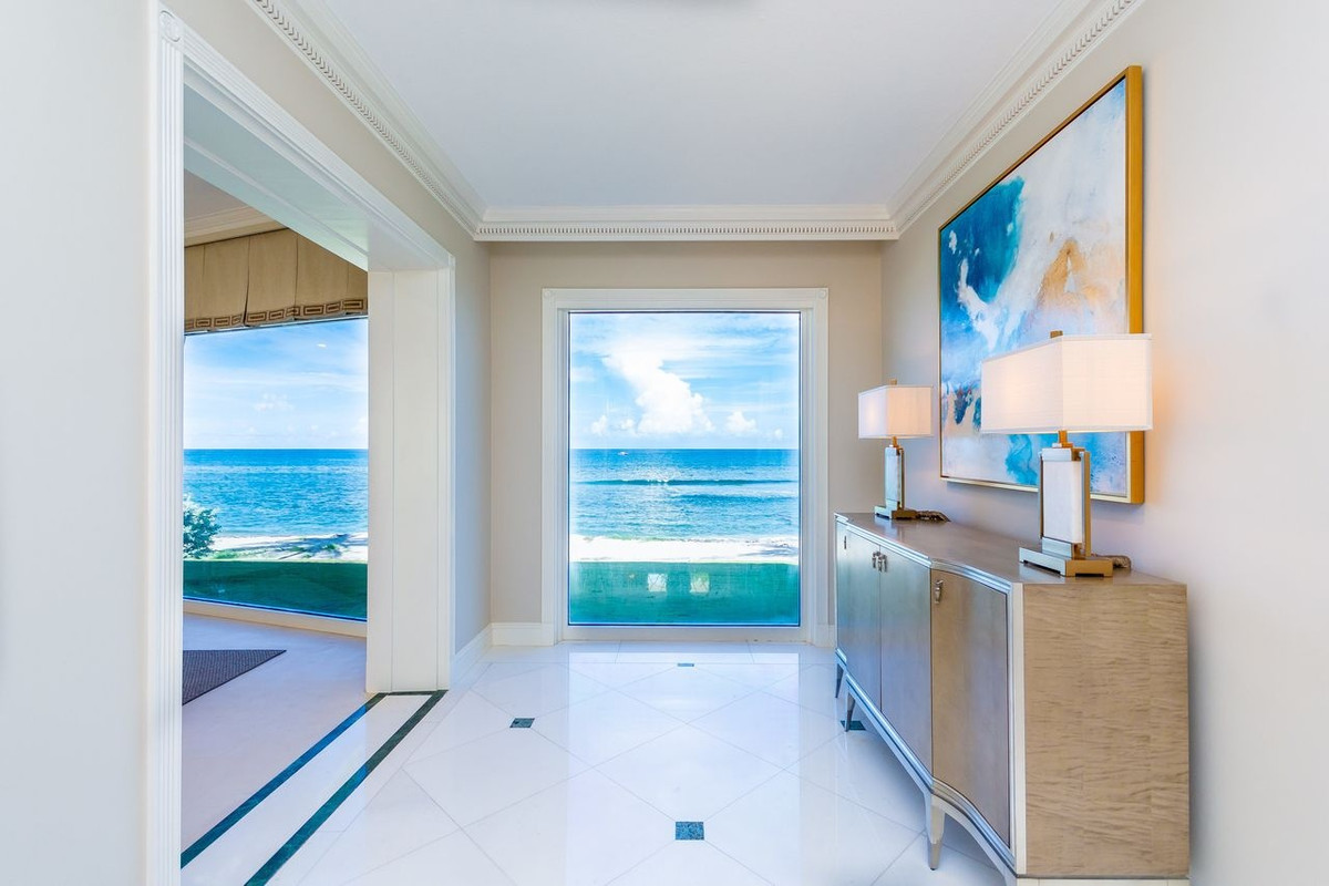 Bên trong nhà được lát đá cẩm thạch và lắp đặt nhiều bức tường kính trong suốt kịch trần để có thể tận hưởng hết cảnh biển.