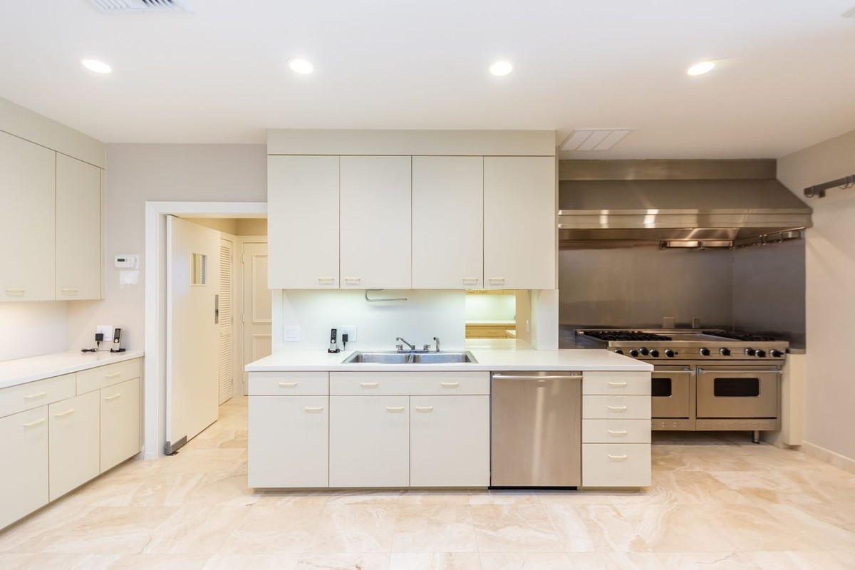 Căn biệt thự được thiết kế theo phong cách Bermuda, với phần mái nhà màu trắng và phần trán tường đầu hồi nhô cao tạo điểm nhấn.