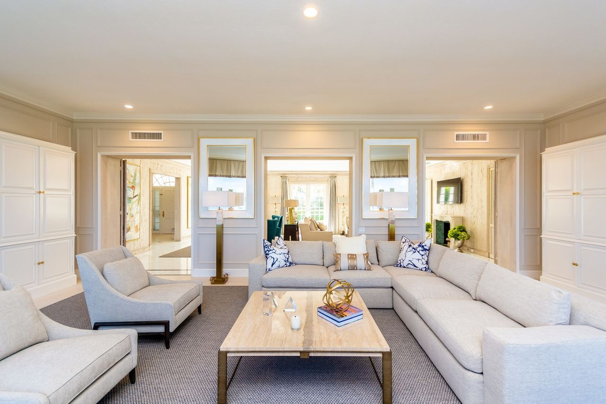 Được biết, căn biệt thự này trước đó thuộc sở hữu của em gái ông Trump - bà Maryanne Trump Barry - một thẩm phán liên bang hiện đã nghỉ hưu. Sau đó, bà Barry bán lại căn biệt thự cho Eric Trump với giá 18,5 triệu USD.