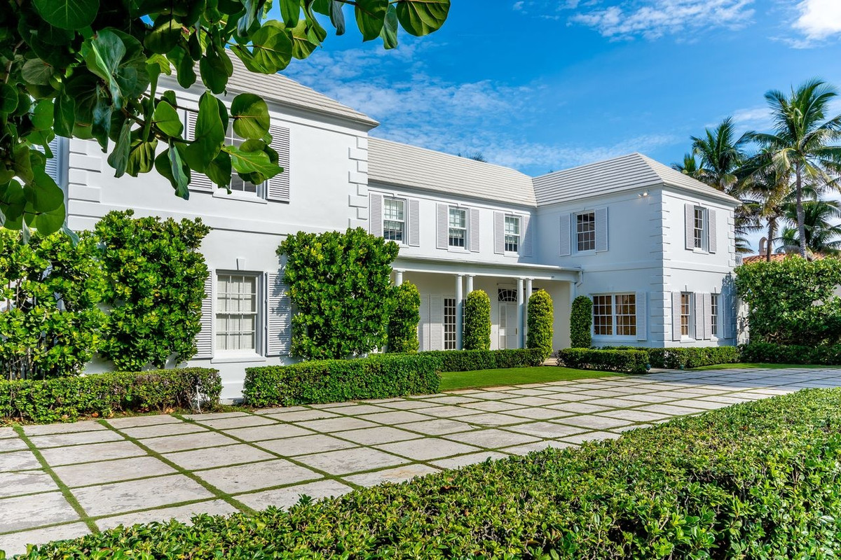 Theo Mansion Global, căn biệt thự ven biển của gia đình cựu Tổng thống Donald Trump mới đây đã được niêm yết cho thuê với giá 195.000 USD/tháng.