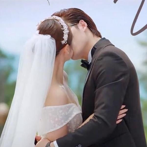 Sự thật ngỡ ngàng đằng sau những cảnh hôn đẹp trên phim Việt - Hình 3 Su that ngo ngang dang sau nhung canh hon dep tren phim Viet-Hinh-3