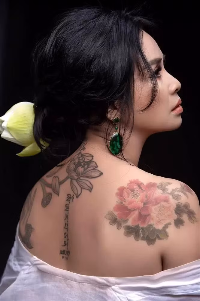 Dan nguoi dep U50 - U60 Vbiz chang ngai khoe hinh xam day ca tinh-Hinh-4